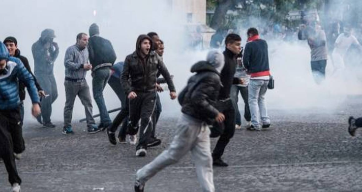 Des racailles qui courent dans la fumée.