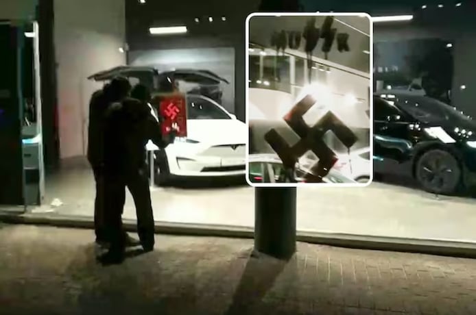 Des racailles qui taguent des croix gammées sur les vitres d'un magasin Tesla. Des racailles qui taguent des croix gammées sur les vitres d'un magasin Tesla.