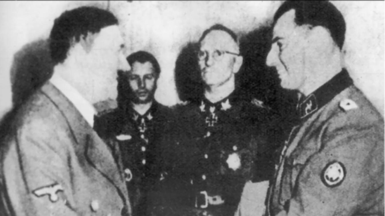 Le collabo Léon Degrelle serrant la main de Adolf Hitler Le collabo Léon Degrelle serrant la main de Adolf Hitler