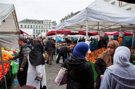 Un jour normal sur une place de marché normale à Molenbeek en Belgique.