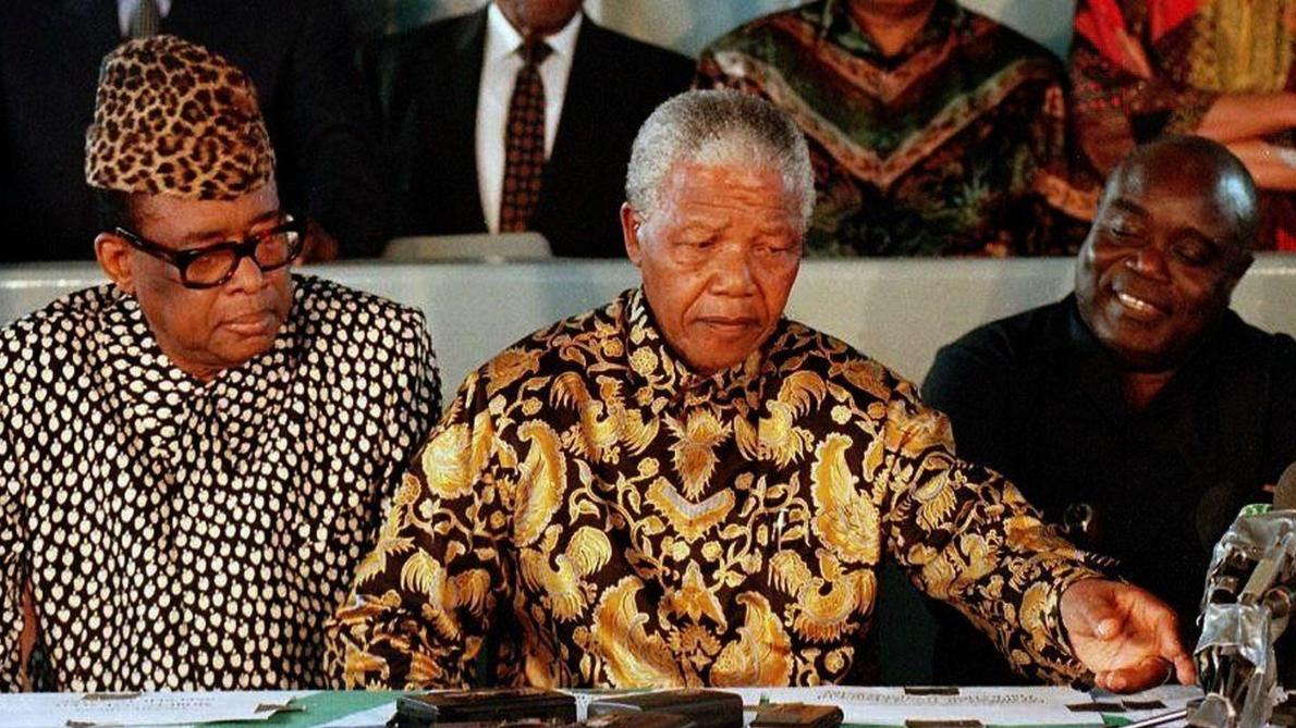 Mobutu,Nelson Mandela et Laurent-Désiré Kabila autour de la table après la capitulation de Mobutu Mobutu,Nelson Mandela et Laurent-Désiré Kabila autour de la table après la capitulation de Mobutu