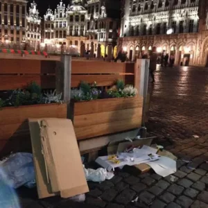 Des déchets sur la Grande-Place