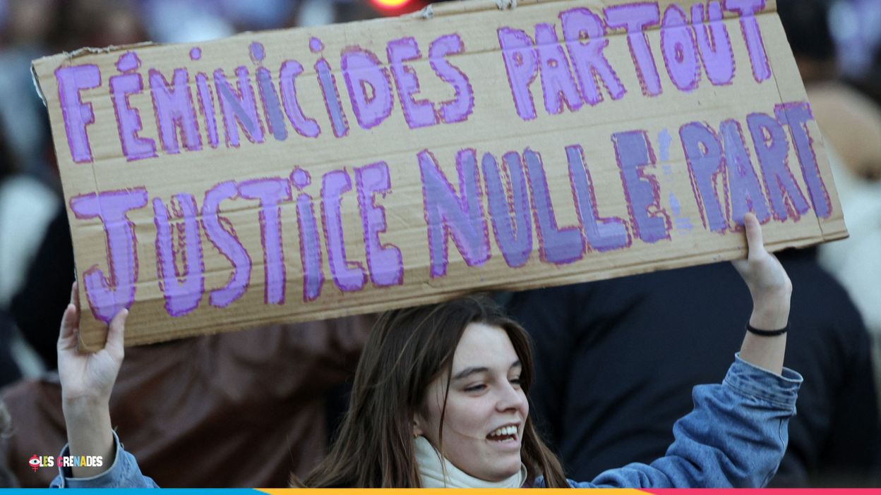 La femme avec le panneau avec le slogan féministe:"Féminicides partout, Justice nulle part" La femme avec le panneau avec le slogan féministe:"Féminicides partout, Justice nulle part"