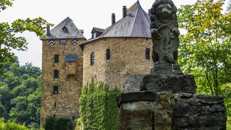 Le château fort de Reinhardstein dans la Province de Liège