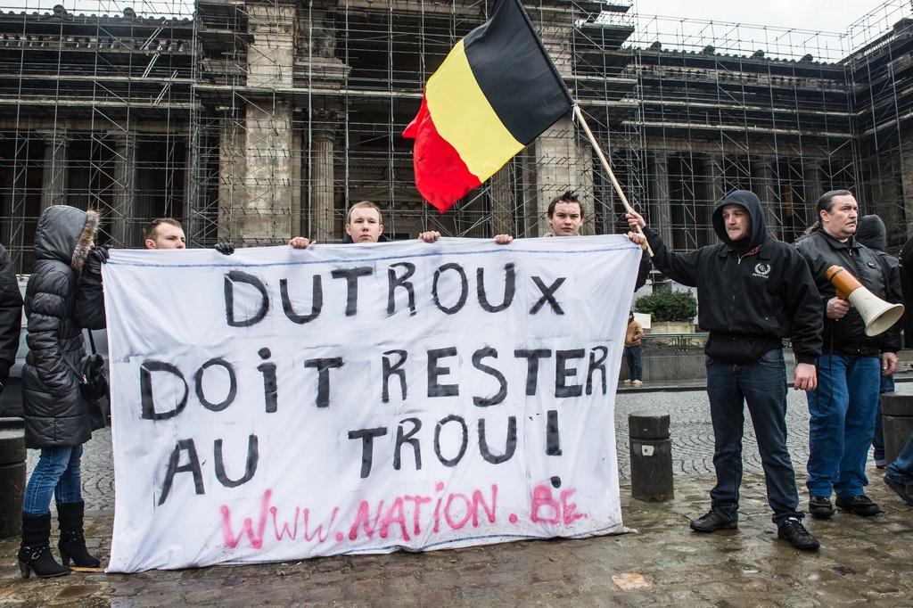 Des manifestants qui réclament que Dutroux restent à perpétuité en prison.