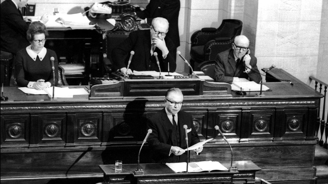 "L’État est dépassé par les faits" expose le premier ministre de l'époque Gaston Eyskens en 1970 avant de mettre en place la première réforme de l’État vers le Fédéralisme.